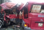 Xe khách nát bét khi đâm thẳng vào xe tải, nhiều người chết và bị thương