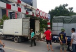 Hà Nội: Xịt hơi lốp để 'giải cứu' xe tải mắc kẹt trên cầu vượt