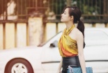 Sành điệu và quyến rũ đến từng centimet với áo cổ yếm