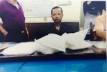 Mở túi nilon màu đen, phát hiện nhiều bánh ma túy bên trong