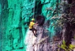 Trung Quốc: Sơn xanh cả vách núi 900 m cho.... 'hợp phong thủy'