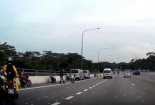 Người dân hỗn loạn vì mưa tiền đổ xuống đường Singapore