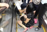 Bé trai 3 tuổi bị kẹt chân ở thang cuốn tòa nhà cao tầng Hà Nội