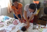 Đồng Nai: Đau xót bé trai 7 ngày tuổi nằm trong thùng giấy bên vệ đường