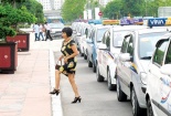 Bùng nổ dịch vụ gọi xe qua mạng: Taxi truyền thống hết thời 'hét' giá