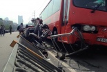 Xe khách Phương Trang đâm 7 xe máy nát vụn 