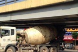 Mặc kệ biển cấm, xe bồn cố rẽ rồi mắc kẹt dưới gầm cầu