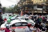Ùn tắc giao thông ở Hà Nội: 'Taxi phải chịu bao nhiêu tội!'