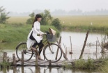 Ngọc Trinh ' lột xác' thành gái quê đạp xe trên đường làng