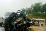 Xe rước dâu đâm trực diện xe tải, 10 người trong gia đình tử nạn và bị thương