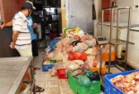 Thu giữ 2 tạ đùi gà, chân giò lợn đang phân hủy chuẩn bị đến người dùng