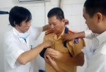 Bị nhắc nhở, dùng gạch đá ném gãy tay Trung tá CSGT