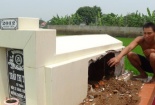 Phẫn nộ chồng đập mộ, vứt hài cốt của vợ xuống sông vì sợ bị ma ám