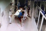 Bệnh nhân bất ngờ vùng dậy khỏi giường cáng hành hung bác sĩ cấp cứu