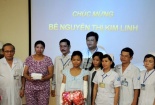 Bé gái bán vé số bị mẹ tưới xăng đốt xuất viện, mẹ chưa một lần đến thăm
