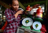 Đã thực phẩm bẩn, nay lại cân 'điêu'!