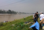Nam thanh niên bất ngờ trèo qua lan can nhảy xuống sông Đuống