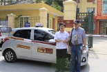 Tài xế taxi trả lại 7.000 USD khách nước ngoài bỏ quên