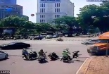 Xe đầu kéo ‘điên’ tông hàng loạt người dừng đèn đỏ: Phạt tài xế và chủ 7,5 triệu đồng
