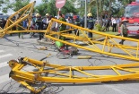 Cần cẩu hàng trăm mét đổ gập xuống đường, ít nhất 1 người tử vong tại chỗ