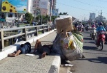 Giữa ban ngày, 2 thanh niên nằm ngủ ‘ngon lành’ trên cầu Điện Biên Phủ
