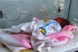 Em bé còn nguyên dây rốn, người dính máu bị bỏ rơi trong đêm