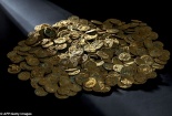 Ngỡ ngàng kho báu 4.000 đồng xu La Mã cổ dưới gốc cây anh đào