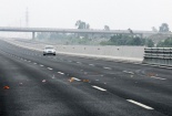 Vàng mã rải đầy gây nguy hiểm trên cao tốc Hà Nội - Hải Phòng