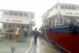 Tàu chở xăng bị đâm thủng, hàng ngàn lít xăng 'hòa' vào sông Tiền
