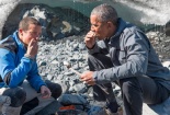 Tham gia truyền hình thực tế, ông Obama từ chối uống... nước tiểu