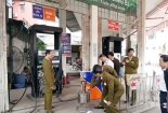 Bắt khẩn cấp 8 đối tượng gắn chíp gian lận xăng dầu ở Hà Nội