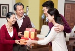 Mách nàng cách chọn quà Tết ‘ghi điểm’ với bố mẹ chồng