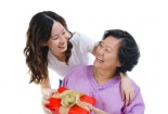 Tuyệt chiêu chọn quà Tết ghi điểm với gia đình người yêu