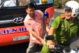 Nổ 3 phát súng chỉ thiên, chặn bắt xe khách vi phạm giao thông