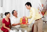 Chọn quà Tết ‘ghi điểm’ với bố mẹ người yêu ngày ra mắt