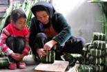 Báo Pháp viết về tục gói bánh chưng ở Việt Nam