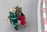 Rơi nước mắt lặng nhìn bé gái giúp mẹ đẩy xe rác ngày Tết 