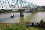 2 thanh niên nhảy sông cứu người tự tử bị nước cuốn trôi thương tâm