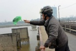 Cầu Long Biên chìm trong rác những ngày Tết