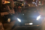 Nghi bố đi nhà nghỉ với bồ nhí, con gái chặn đầu xe Mercedes đập phá