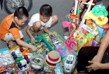 Nhiều hóa chất độc hại ẩn trong đồ chơi bán theo cân 