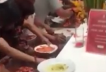'Dậy sóng' clip du khách Trung Quốc 'càn quét' tiệc buffet tại Thái Lan
