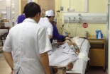 Vụ nổ Văn Phú: Bác sĩ căng thẳng gắp mảnh kim loại găm trong người nạn nhân