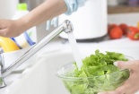 Những tác hại khôn lường từ việc ngâm rau, quả bằng nước muối 