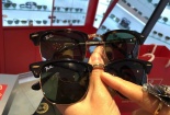 Bỏ hàng triệu đồng mua kính mắt Rayban, nghi không phải hàng chính hãng
