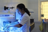 Bé sơ sinh nguy kịch vì mẹ cho sưởi ấm bằng than đá 