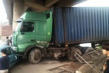 Đang dừng ở đường gom vẫn bị xe container 'vả' cho bẹp rúm