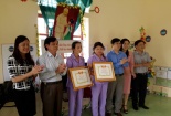 Cô giáo cắn răng chịu ong đốt, cứu mạng 17 trẻ nhận giấy khen