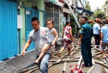 Cô trò mầm non hoảng sợ di tản, 'ngập ngụa' trong khói vì đám cháy kế bên