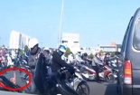 Chạy xe máy 'bon bon' trên đường, giật mình phát hiện khói bốc lên đỉnh đầu